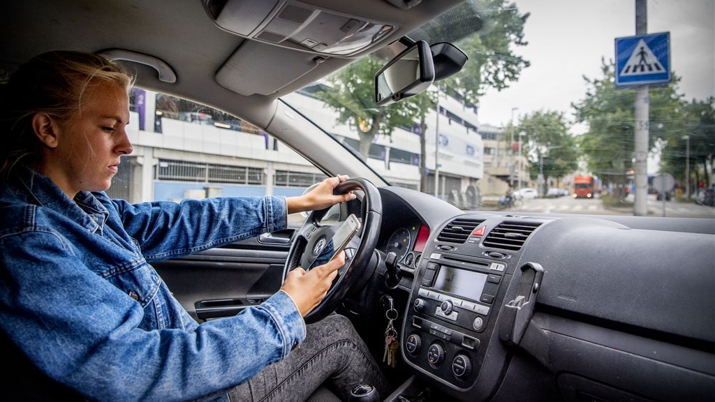 Boete telefoongebruik achter stuur flink hoger, iets te hard rijden juist goedkoper