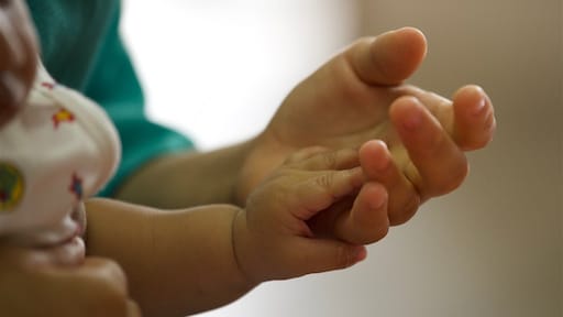 Commissie wil voorlopige adoptiestop kinderen uit buitenland