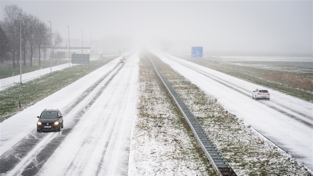 Vannacht en vanochtend nog erg glad, KNMI kondigt code oranje af tot 12.00 uur