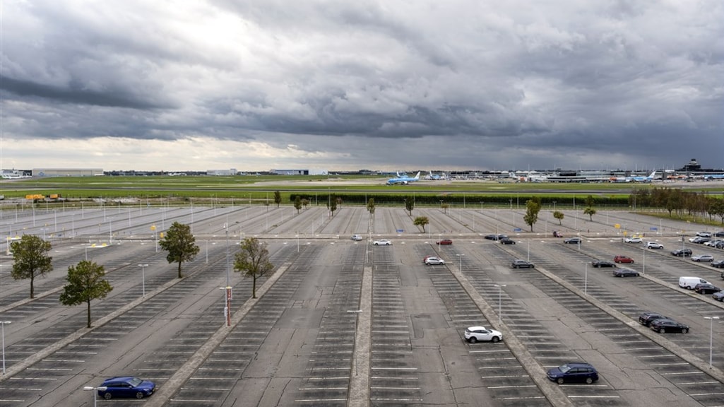 Een lege parkeerplaats bij Schiphol.