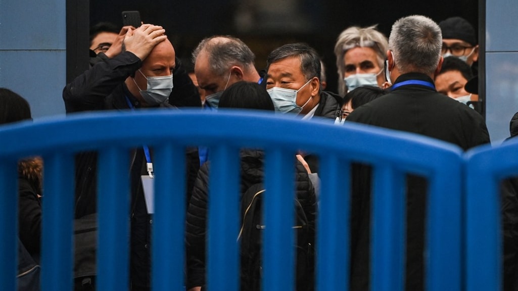 De WHO-onderzoekers tijdens hun bezoek aan de Huanan versmarkt in Wuhan.