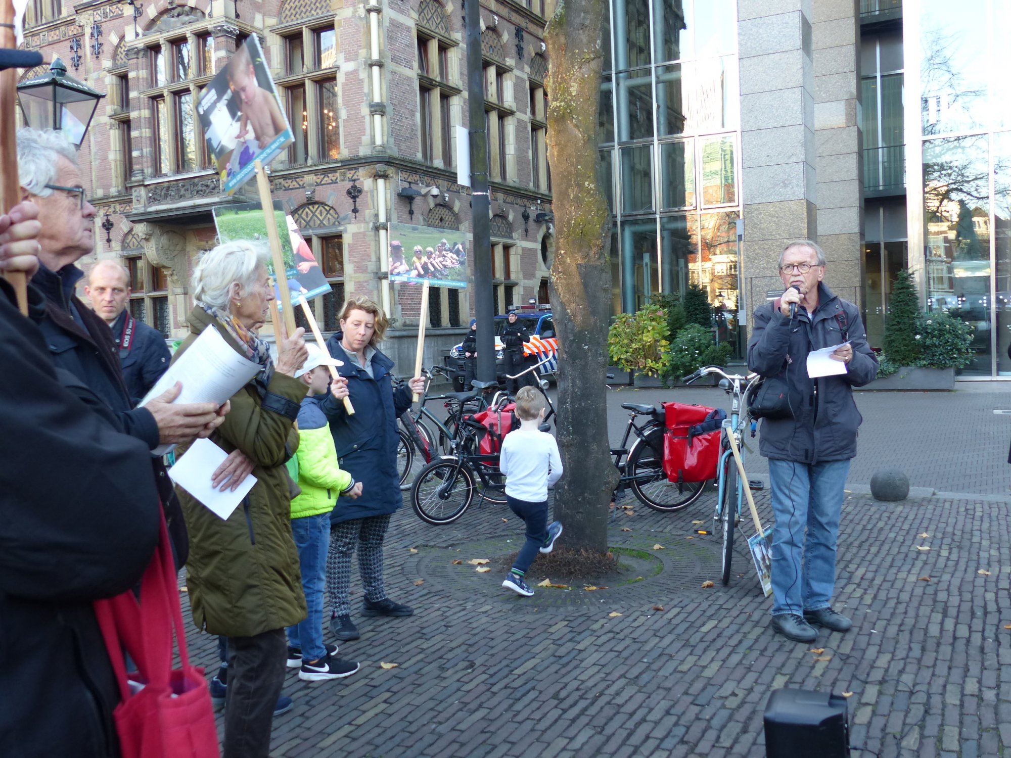 Jogchum Kooi (rechts) spreekt bij een klimaatprotest.