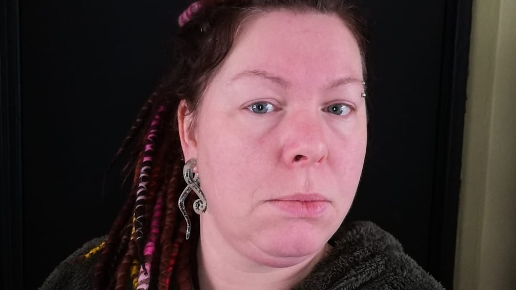 Vanessa spreekt namens een groep moeders. "We willen betere registratie."