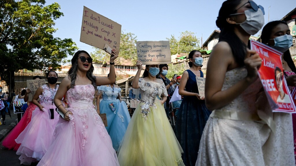 Vrouwen demonstreren in trouwjurk: 'Je krijgt makkelijker een man dan democratie'.