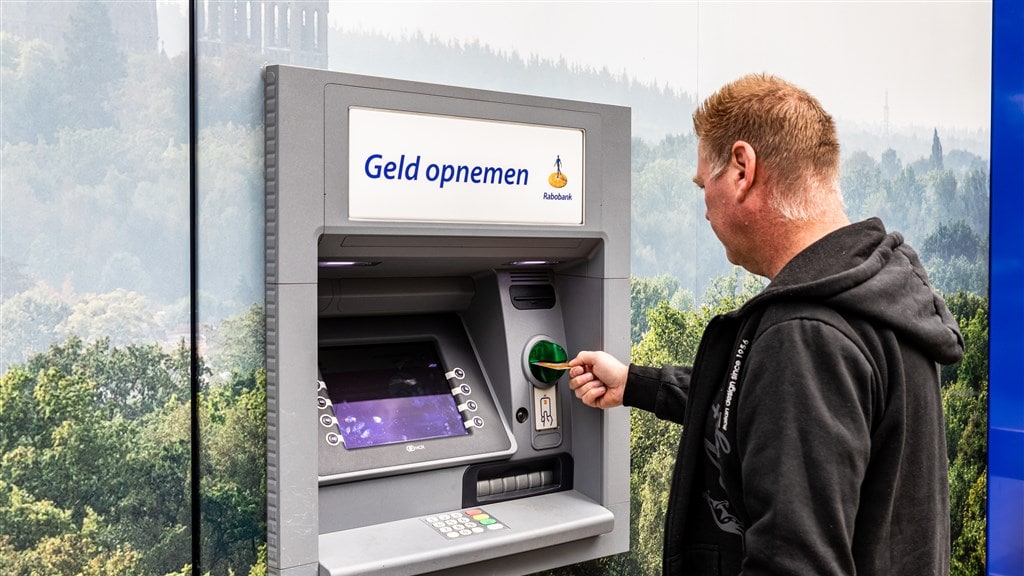 Winst Rabobank halveert, 5000 banen weg