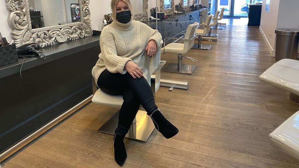 Heidi de Bin mag haar kapsalon weer openen.