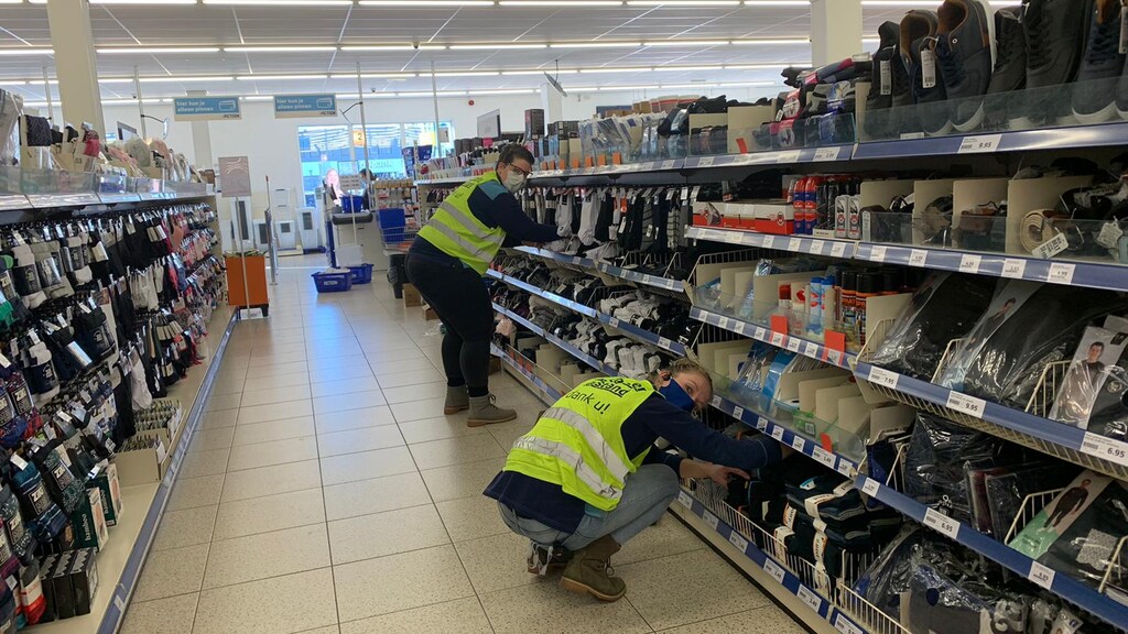 Medewerkers vullen tasjes met spullen