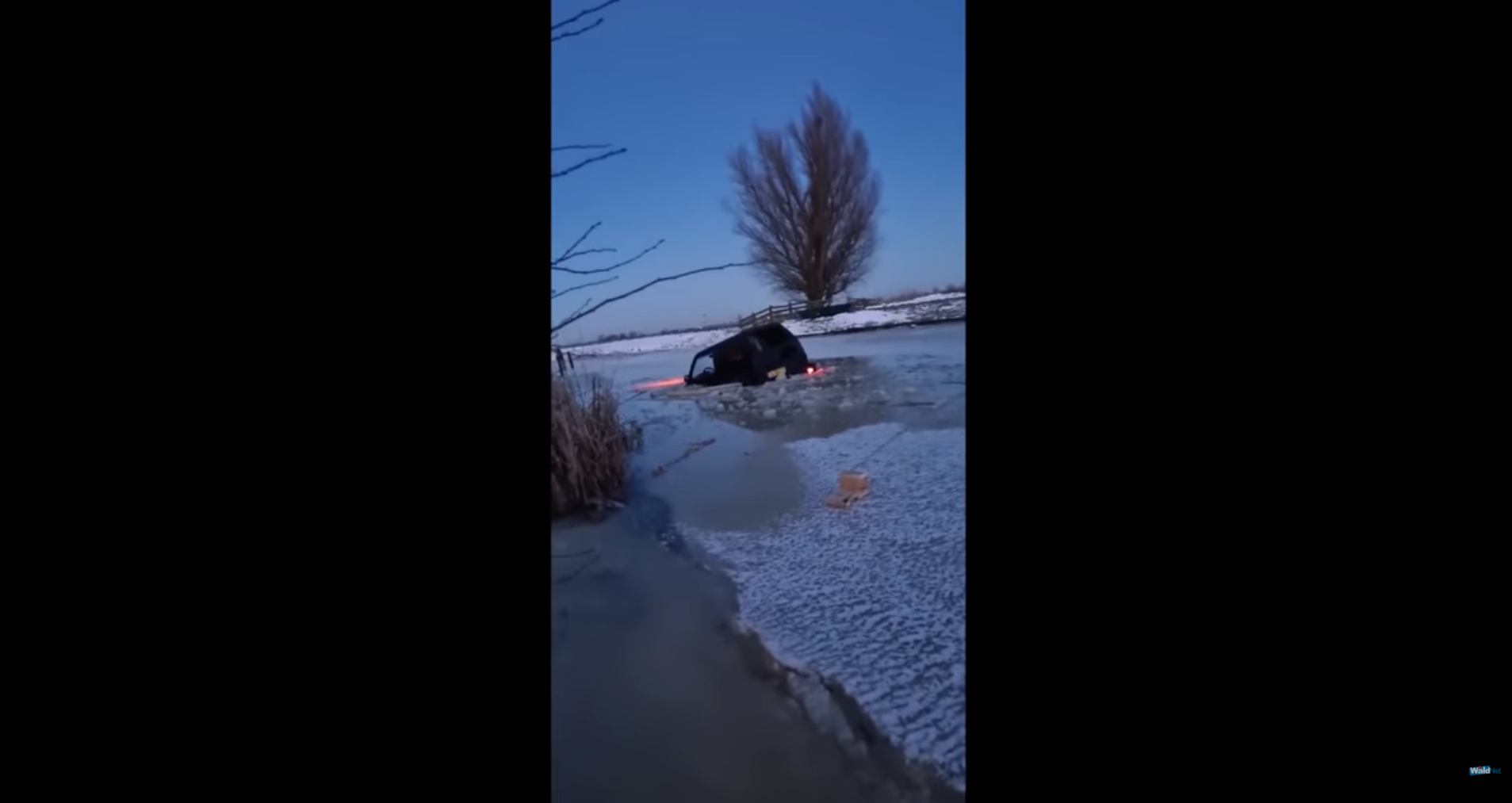 Bestuurder zakt met jeep door ijs in Gerkesklooster