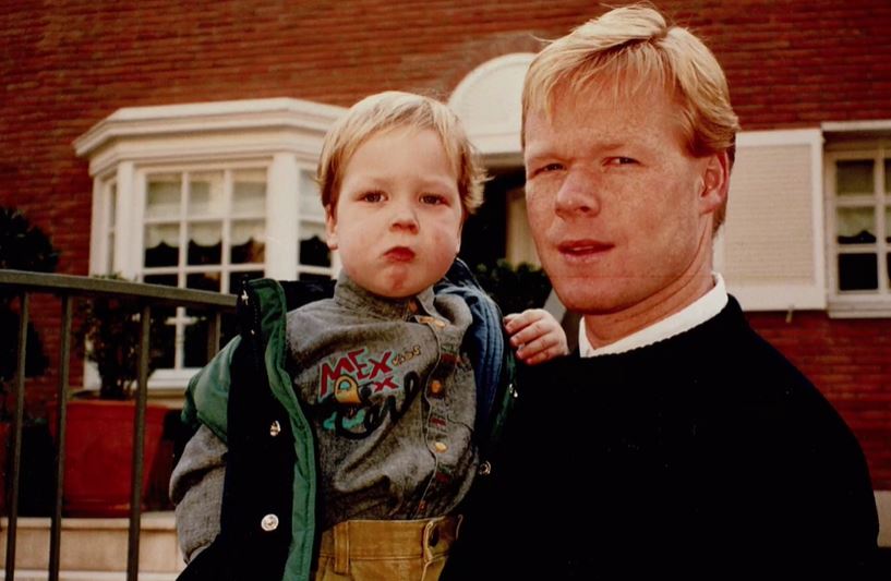 Tim met zijn vader voor het appartement waar ze woonden.