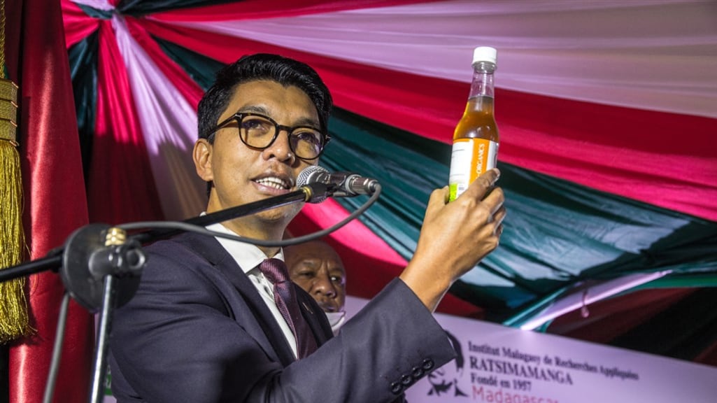 De president van Madagaskar presenteerde dit voorjaar de kruidenthee tegen corona.