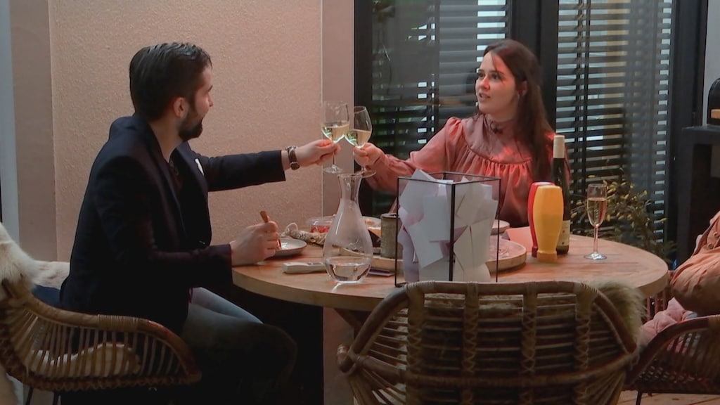 'Frikandel speciaal'-meisje krijgt passende wijn van date in LLDL