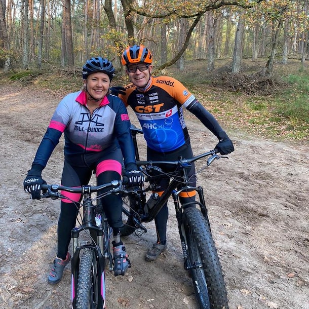 Dianne en haar man Jan op de fiets, met prothese.