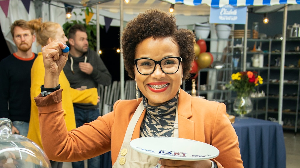 Heel Holland Bakt-bokaal Elizabeth in duizend stukjes