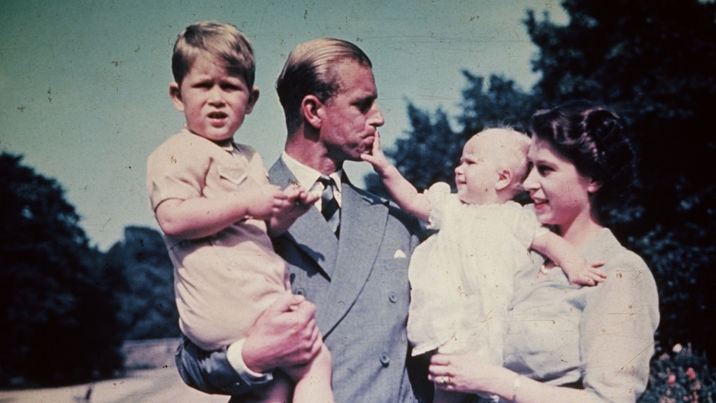 Philip met zijn vrouw en kinderen Charles en Anne in 1952