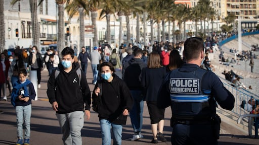 Verlengen of versoepelen? Dit doen de landen om ons heen