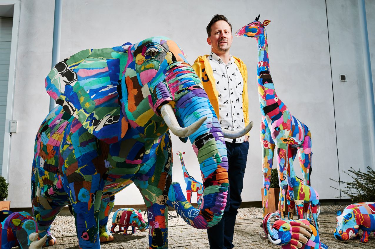 Deze Nederlanders verkopen kunst gemaakt van afgedankte slippers