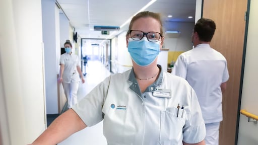 Twee prikken gehad: dat voelt als bevrijding, 'maar ik ga nog niet knuffelen'