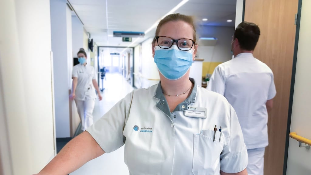 Twee prikken gehad: dat voelt als bevrijding, 'maar ik ga nog niet knuffelen'