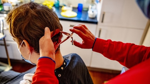 Kabinet: meeste contactberoepen weer aan de slag, middelbare scholen deels open