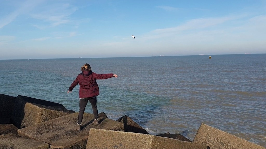 Het jampotje werd vanuit de haven in Scheveningen de Noordzee ingegooid.