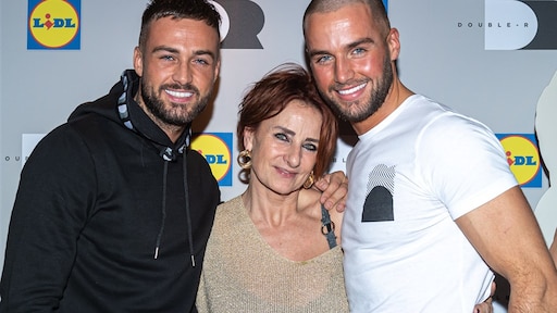 Dave Roelvink verrast jarige moeder met peperduur cadeau