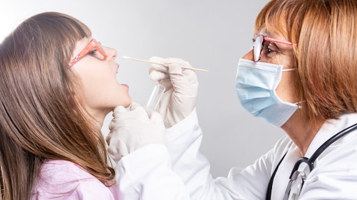 Met Puk (9) naar de teststraat: 'Hoe pijnlijk vond jouw kind de coronatest?'