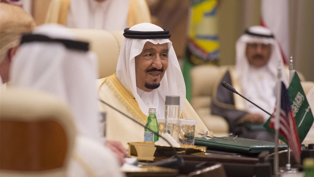 De 85-jarige Saoedische koning Abdoel Aziz, midden.