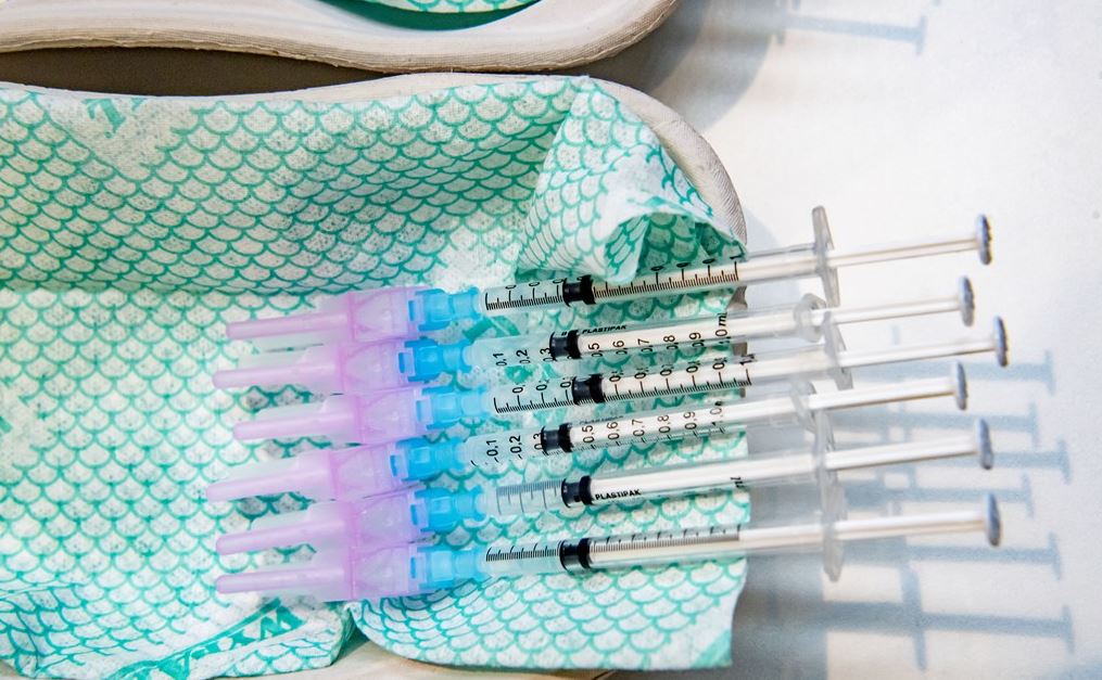 Gezondheidsraad: boosterprik voor alle 60-plussers en bewoners zorgcentra