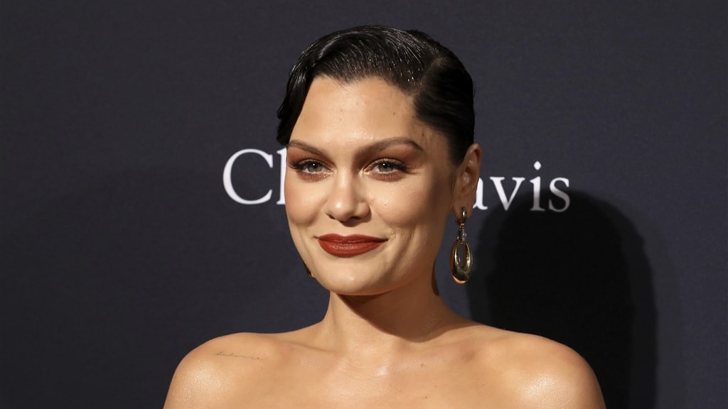 Jessie J maakt nieuwe vlam op geinige wijze bekend