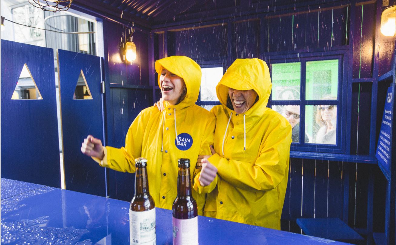 Met een bar waar het binnen regent wil Rainbeer het gesprek aangaan met festivalbezoekers.