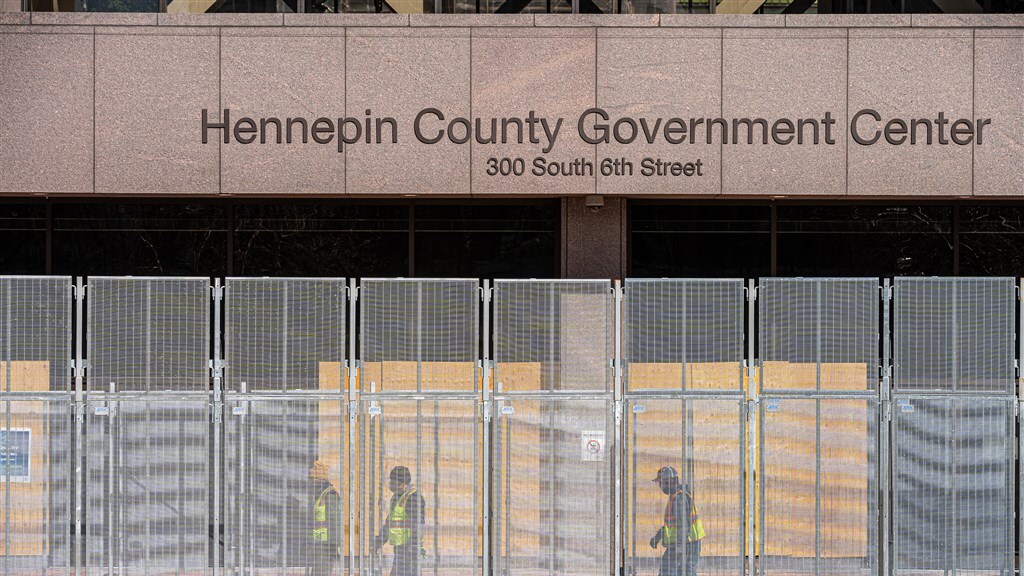 Extra hekken rond het gebouw waar de juryleden voor het proces tegen Chauvin worden geselecteerd.