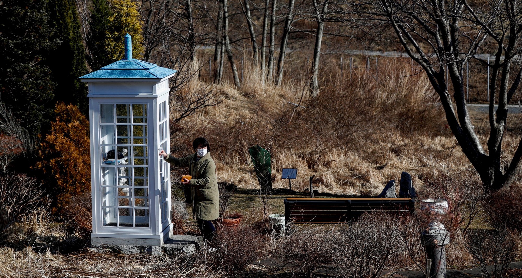 Nabestaande bij de 'windtelefoon' in Japan.