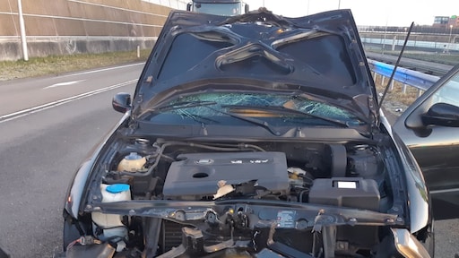 Dronken man rijdt met opengeklapte motorkap door na ongeluk