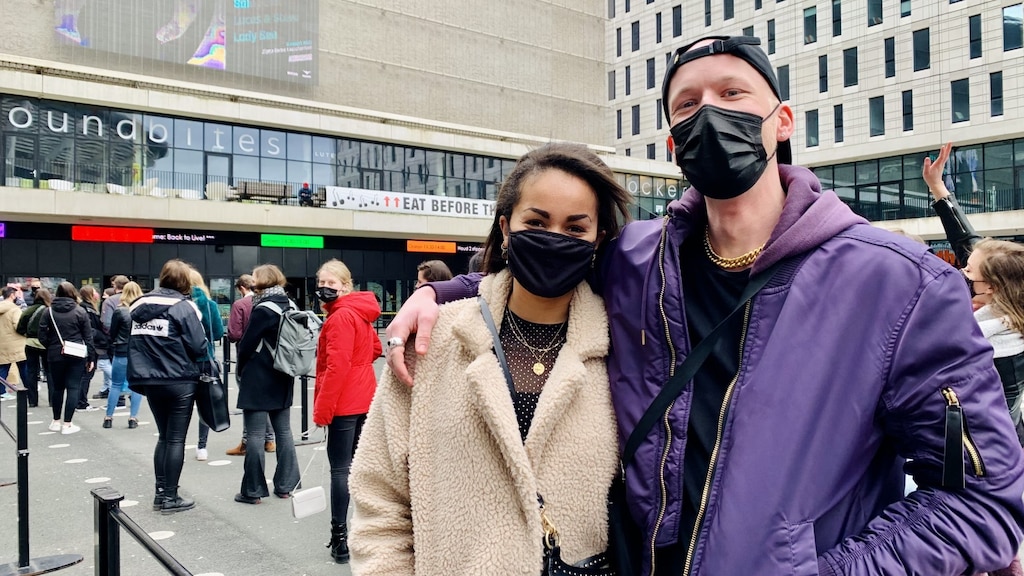 Marissa en Mark in de rij bij de Ziggo Dome.