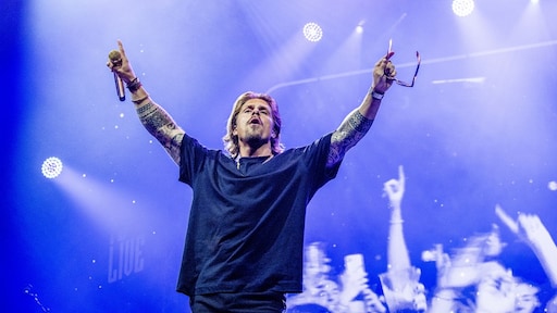 Dré Hazes proost op vader tijdens proefconcert: 'Wat een geluk dit!'