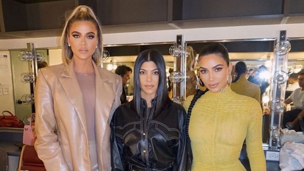 Internet lacht om rechtbanktekeningen Kardashians: 'Drie gezichten geleden'