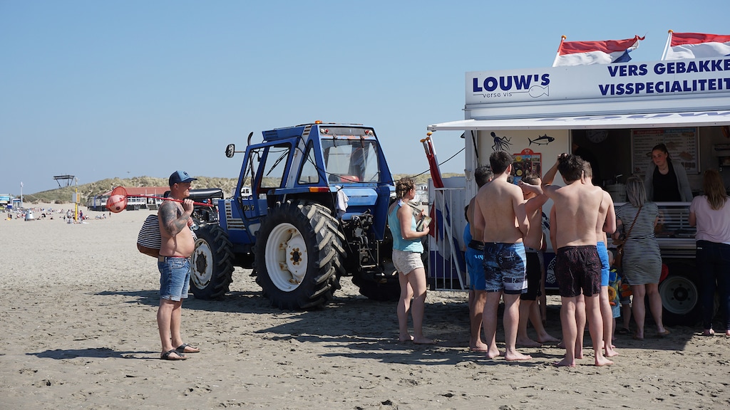 Viskraam op het strand van IJmuiden.