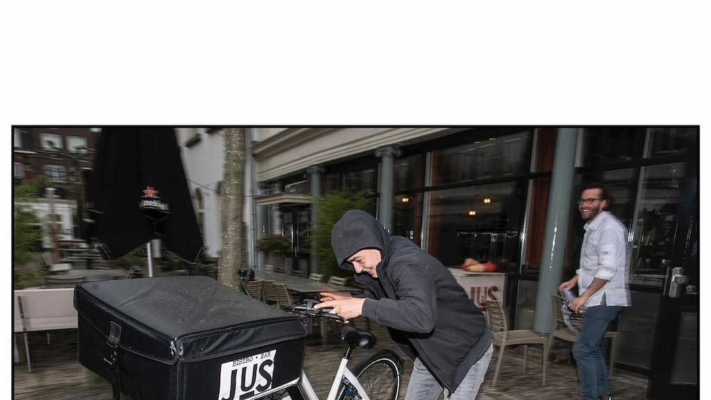 Casper van Heteren (R) met een van zijn bezorgers