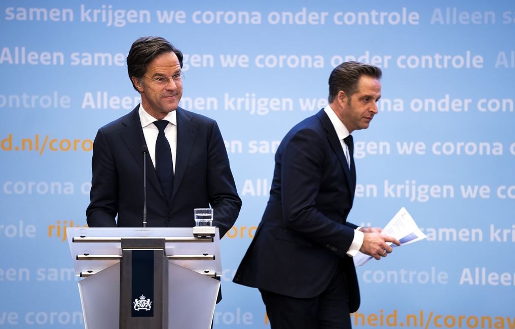 Mark Rutte en Hugo de Jonge bij een persconferentie.