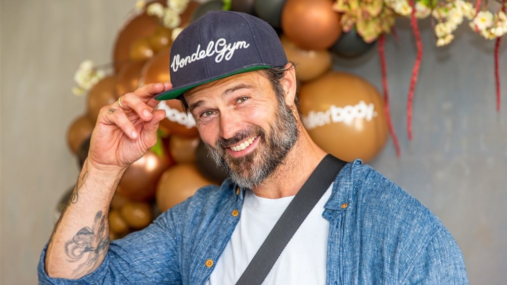 Arie Boomsma sleurt ons het huis uit met boek vol wandeltips