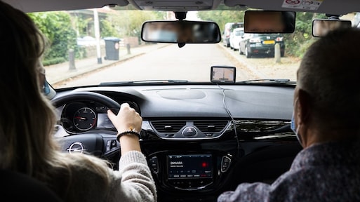 Rijschool met fake-instructeurs liet dubbelgangers examen doen: 4 arrestaties