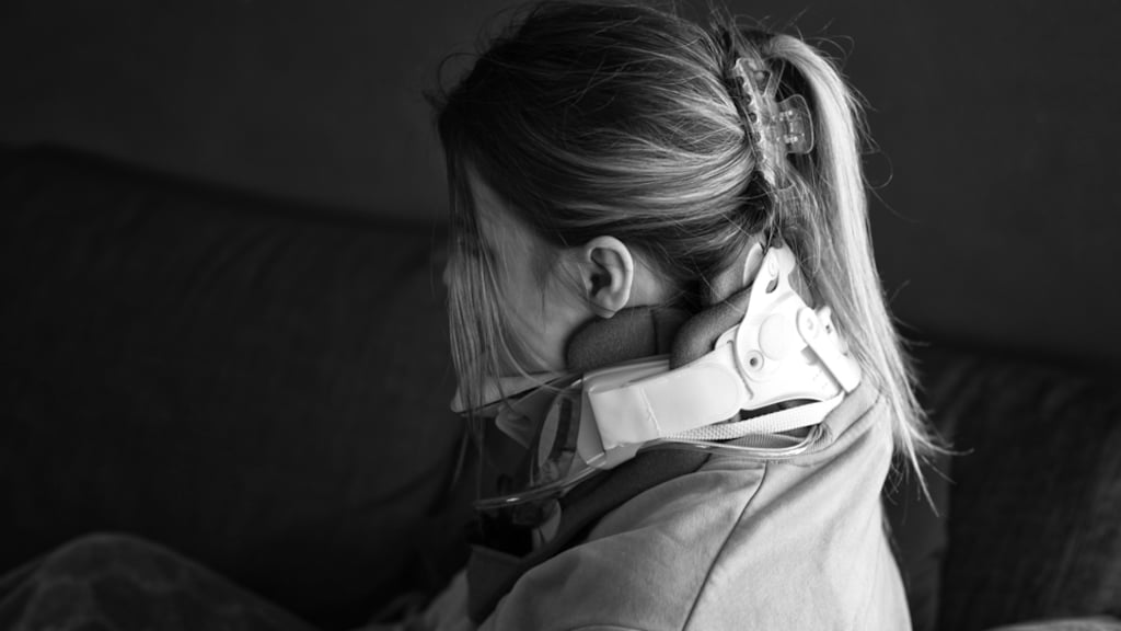 Isis moet continu een nekkraag dragen.