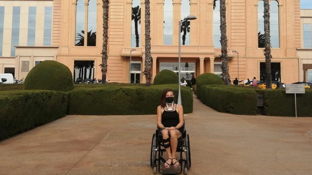 Chantal voor het ziekenhuis waar ze geopereerd is.