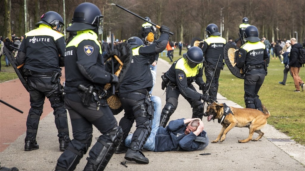 Greep politie té hard in op het Malieveld? 'Filmpjes roepen vragen op'