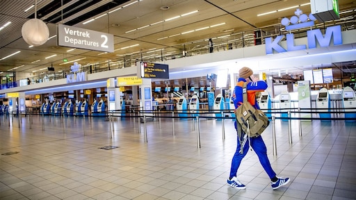 Zorgen om nieuwe coronavariant: Nederland stelt vliegverbod in vanuit zuidelijk Afrika