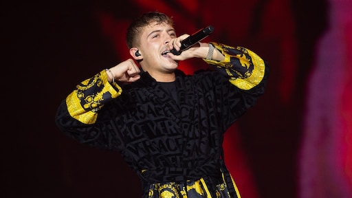 Lil' Kleine belazert de boel met zijn 'jaaropleiding tot succes'