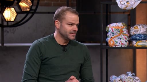 Jeffrey scoort goede deal in Dragons' Den met zijn wasbare luiers