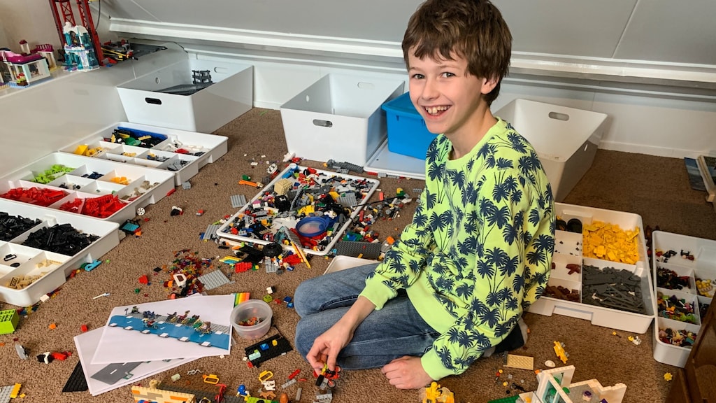 Dorus op zolder bij zijn enorme Lego-verzameling