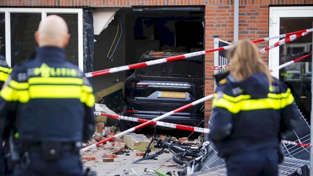 Porsche rijdt woning binnen in Eindhoven, mogelijk sprake van opzet