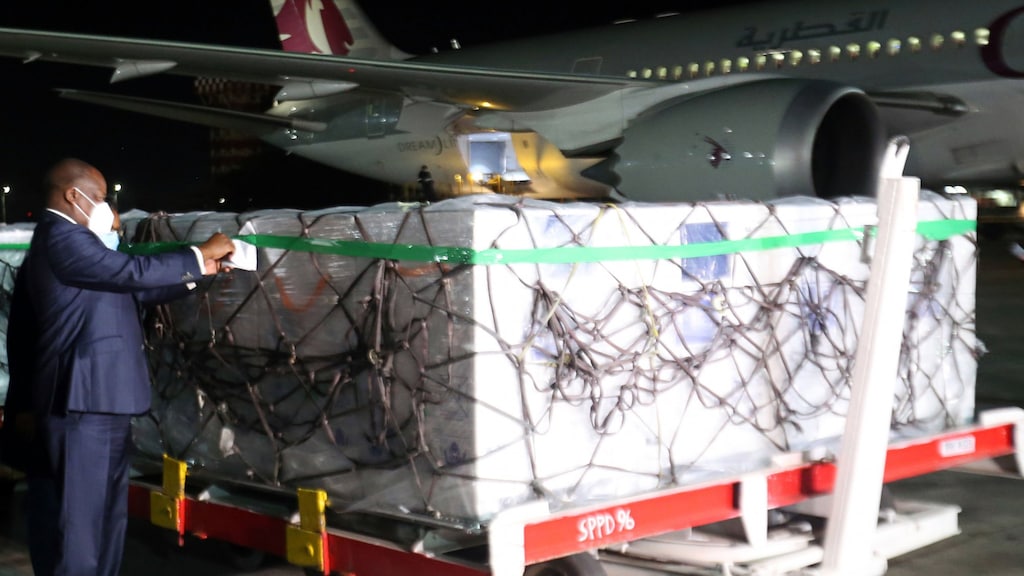 Een Keniaanse regeringsfunctionaris bekijkt op 2 maart de eerste partij coronavaccins.